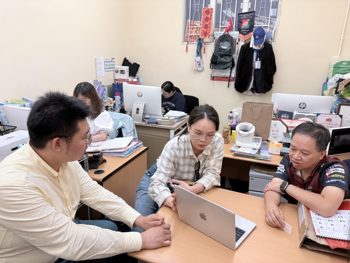 SUM Lab members in discussion with District Councillor CHAN Kai-wai, MH