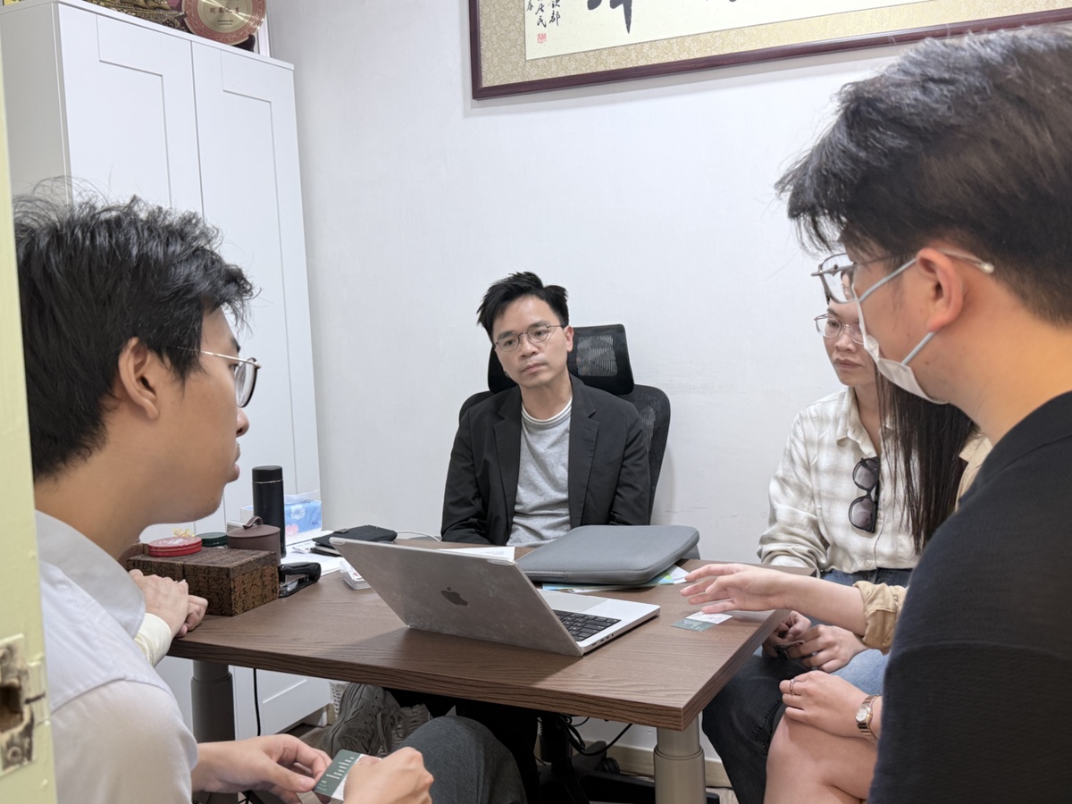 SUM Lab members in discussion with District Councillor CHEUNG Mei-hung, Chris