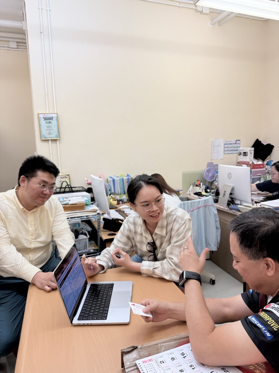 SUM Lab members presenting and discussing community sustainability with District Councillor CHAN Kai-wai, MH