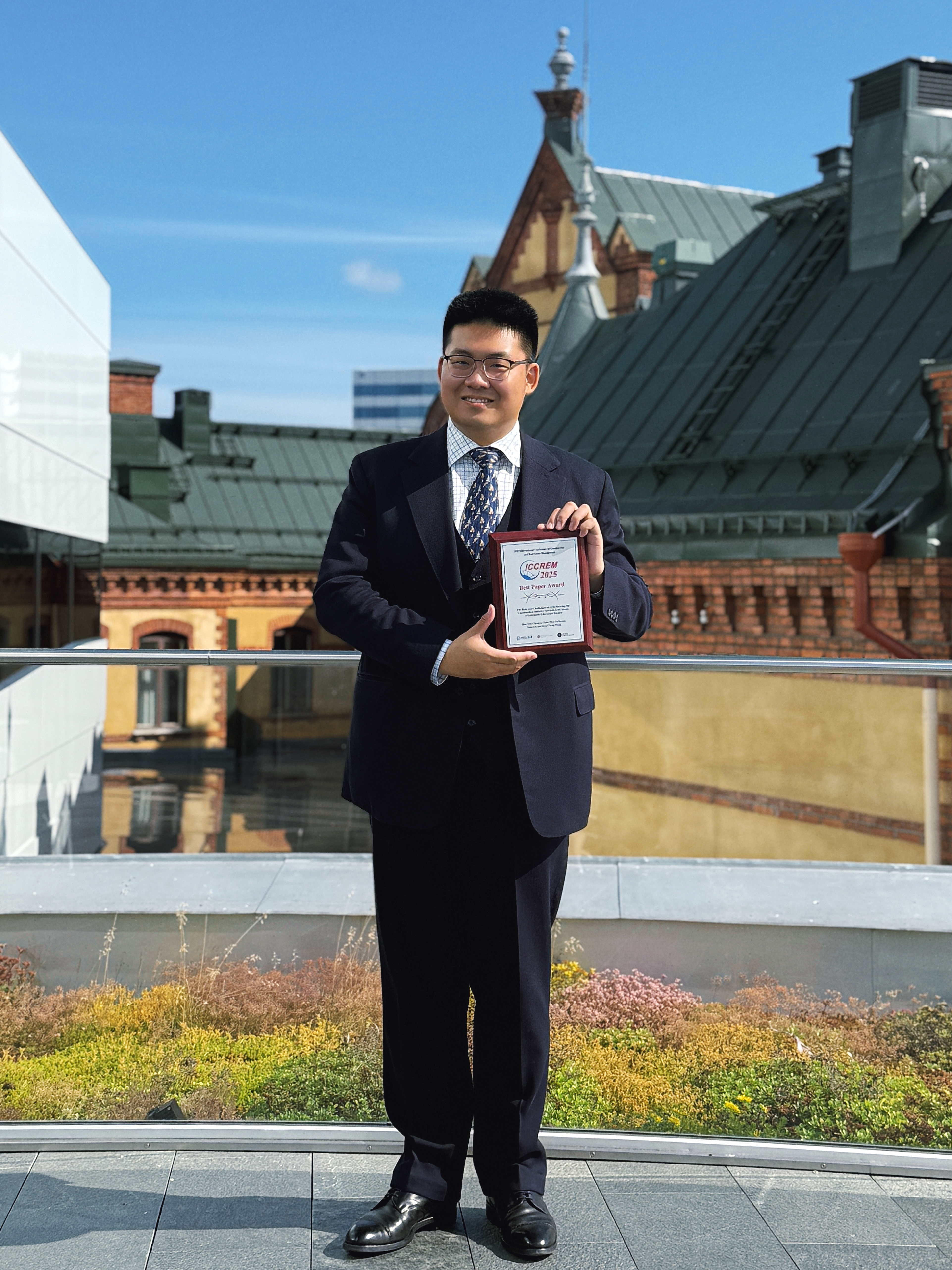 Prof. Wang receiving Best Paper Award at ICCREM 2025